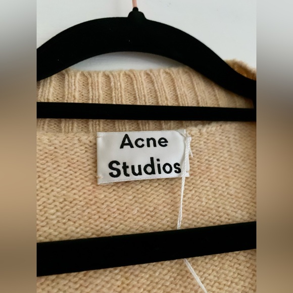 ACNE STUDIOS Button-through wool V-neck cardigan in Beige - Picture 5 of 13